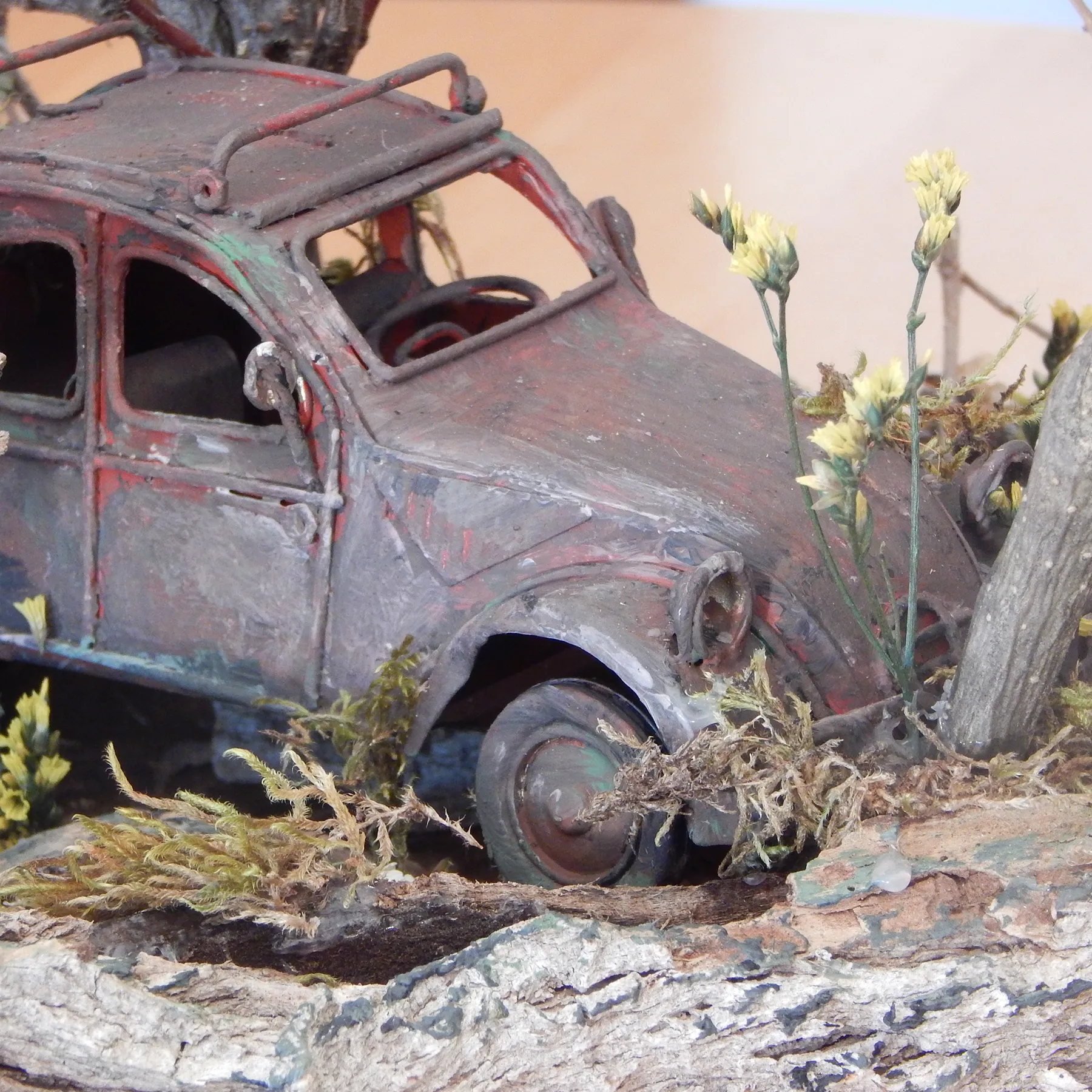 2cv-citroen-zwischen-bäumen-01