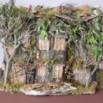 grosses-haus-mit-baeumen-vor-fenster